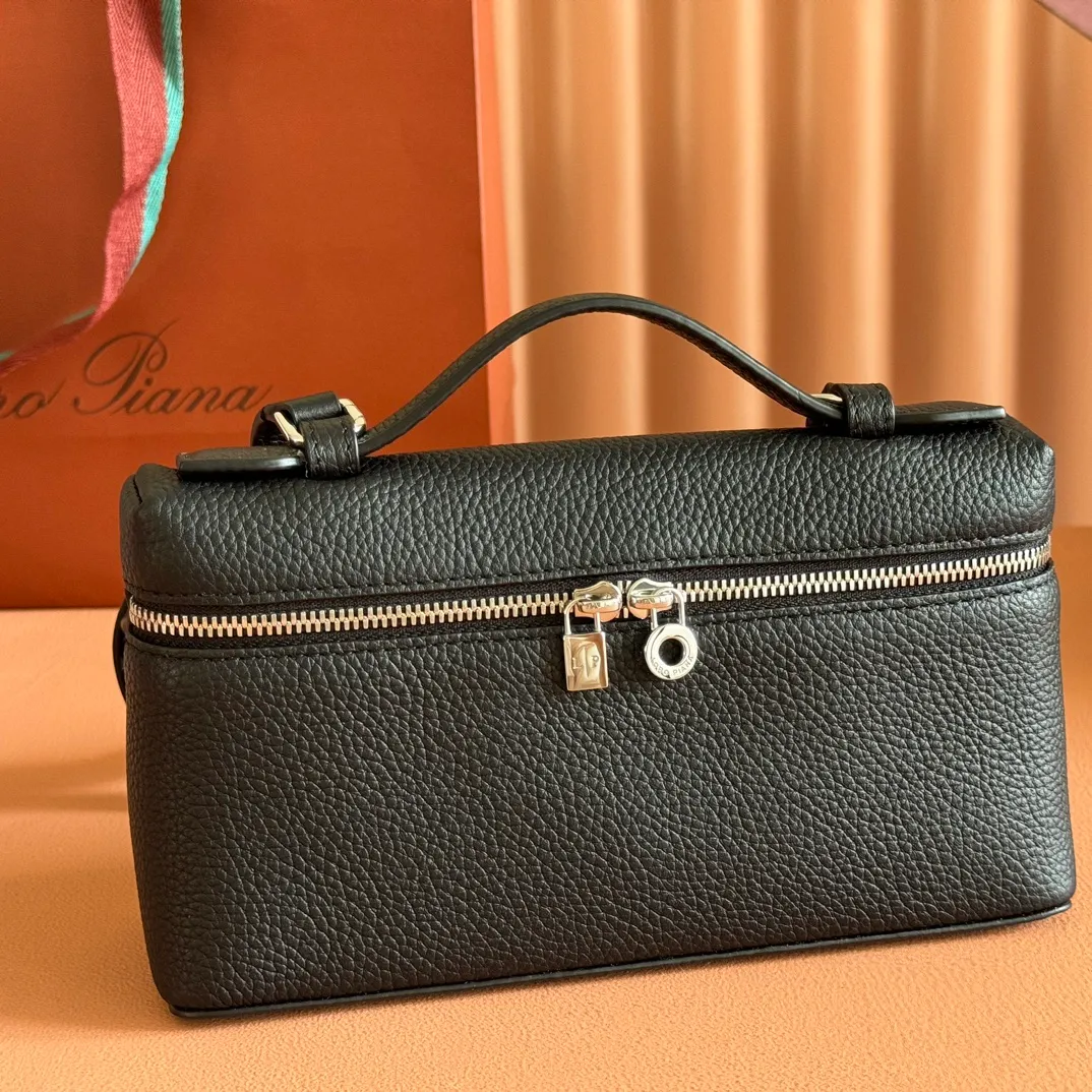 p1160💋💋💋【Original leather configuration counter complete set of packaging】 𝐋𝐨𝐫𝐨 𝐏𝐢𝐚𝐧@ Extra pocket L19 series handbag/crossbody bag, all steel, the most comfortable life is the undefined life, just like loro The material design of pian@ does not require complicated design styles. The simple and soft outline is elegant and durable, like an exquisite cosmetic case, which perfectly balances appearance and functionality. The leather is delicate and feels as soft as butter. The small bag has a large capacity. It is not only portable with a thin shoulder strap, but can also be worn cross-body. Sisters who have a special liking for minimalist style can buy it. It is simple and versatile. The simpler, the more different. Stars and Instagram celebrities are all planting it. There are two sizes of 19 cm and 27 cm. One is exquisite and casual, and the other is elegant and grand. Size: Small: length 19×width 7×height 12cm (